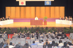 華やかな雰囲気の中、受賞者代表のあいさつをする辻野ヒロ子さん=石垣市民会館、浜崎。