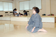 本番を前にけい古に熱がこもる出演者=八重山平和祈念館