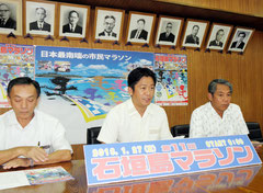 マラソン出場者受付を前にPRする中山義隆市長(中央)=市役所