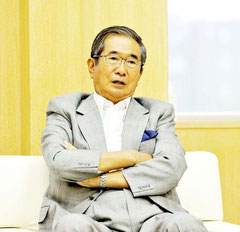 インタビューに応じる石原都知事=都庁