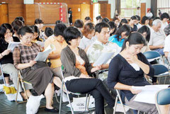 講座有り方検討委の設置を決めた八重高のPTA総会=20日午後、同校体育館