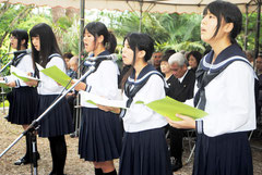 「月桃のうた」など、平和を希求する歌声を披露した八重高合唱部=23日午後、八重守之塔
