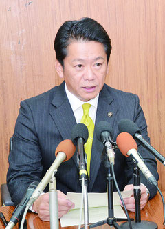 記者会見で自衛隊配備容認を発表する中山市長=26日午前、市役所