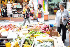 旧盆の供え物が多数並べられた公設市場=29日午後