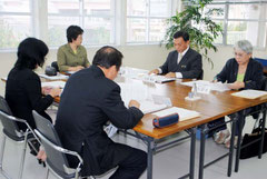 なぐら、みやまえ幼稚園での預かり保育実施を決めた市教委定例会=24日午後、市教委会議室