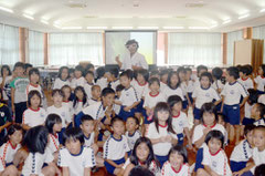 テンポのいい大阪弁で笑いをとりながら、食べ物の大切さを説く中尾さん=八島小学校