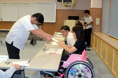 新八重山病院建設に向け、中山市長(理事長)から委員に委嘱状が手渡された=石垣市健康福祉センター