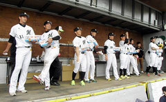 優勝を祈願して餅を撒く、(左から)大嶺、伊志嶺ら9選手=市中央運動公園