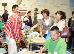 初めて開催された竹富町青年団協議会の「島々もちより物産フェア」=3日午前、とぅもーるネットセンター