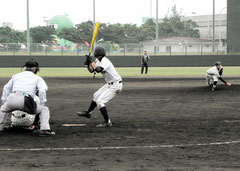 浦添商戦で、力投する加藤翔投手(八商工)=市中央運動公園野球