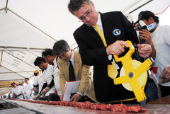 石垣牛BBQ大会経済効果を1億8千万円余と発表した=昨年11月27日、新空港建設用地