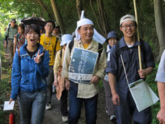 笑顔であるく参加者。あまり急ぐとバテますよ!