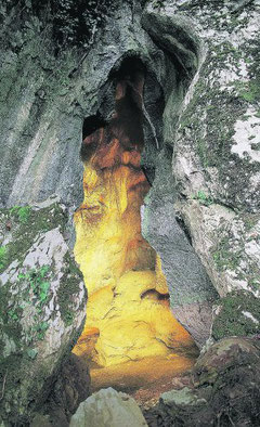 Entrada con forma de vulva de la cueva de Praileaitz (6 m. de altura).