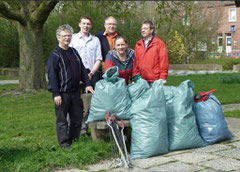 Karl-Heinz Unger, Dennis Futterlieb, Howard Jacques, Angelika Unger und Herm-Dieter Sattler traffen sich zum Aufräumen