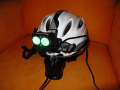Lampe mit Helmband und Akku am Helm befestigt