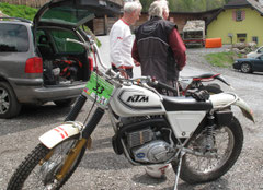 Mitgefertigt von Max Hengl: KTM Trial Prototyp. Walther Luft und Mick Andrews schenken Ihre Aufmerksamkeit gerade der Luft-Puch im Hintergrund. Foto: Kaltenegger.