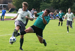 Vor eineinhalb Jahren duellierte sich der SV Schönthal um Stürmer Johannes Erhardt (rechts im Hintergrund Martin Heimerl) mit der Reserve des FC Furth in der A-Klasse. Nun dürfen sich die Schönthalermit der Ersten der Drachenstich-Städter messen.
