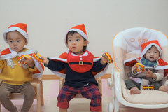 クリスマス会で鈴の演奏をする赤ちゃん