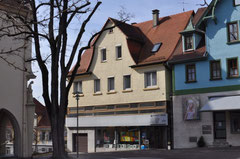 Im Haus Lindenstraße 14, heute "Am Kührain",  bewohnte Familie Landauer das erste Obergeschoss, die Hauseigentümerfamilie Keuerleber das Erdgeschoss. Links ist auf dem Foto die Mörikeschule angeschnitten, Foto: Manuel Werner, 2013, alle Rechte vorbeh.