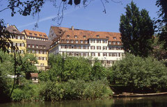 Evangelisches Stift zu Tübingen vom Neckar aus gesehen, Foto: Michael Fiegle, Lizenz: Creative Commons Namensnennung-Weitergabe unter gleichen Bedingungen Deutschland“ in Version 3.0 (abgekürzt „CC-by