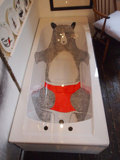 こちらがバスタブ。この表情のクマに思わず笑ってしまう。