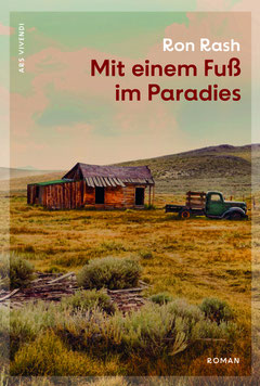 Auf dem Cover von "Mit einem Fuß im Paradies" ist eine Hügellandschaft mit einer Hütte. Davor steht ein Truck.
