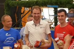 Thomas Deuringer (mitte) gewinnt seine Altersklasse