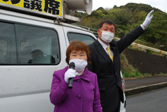 街頭で訴える（左から）三好氏と山下氏