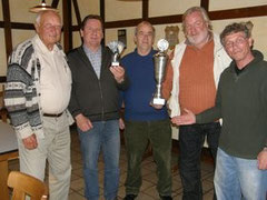 Manfred Macher überreichte den stolzen Hospitälern Willi Knoop, Reinhold Pralle, Rolf-Robert Gorzejewski und Robert Besser den Wanderpokal.