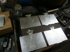 錫の板をひたすら鋳造量産中!