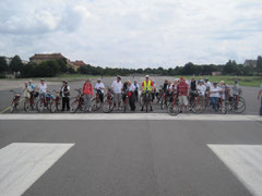 freie Fahrt auf der Startbahn des ehemaligen Flughafens Berlin-Tempelhof