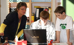 Anke (links) vom Schülerfloh-Team bei einer Schulung in Büppel.