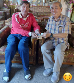 Mr. Tanakhon vom Rotary-Club West (links) freut sich mit Manfred Wille über die Spende