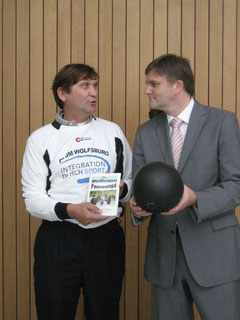 Nach dem Volleyballmatch: Sportminsiter Uwe Schünemann (rechts) und Manfred Wille