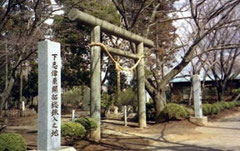 石柱には「下志津原開拓総鍬入之地」とある（2002年6月）