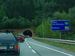 サンゴッタルド峠は「offen」だが大渋滞。一方、ヌフェネン峠は「雪・スリップ注意」。