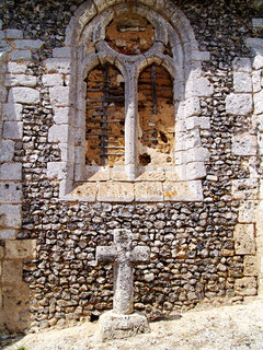 Croix en tuf au chevet de l'église