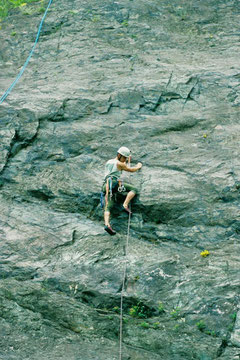 Klettern an der Plattenwand (Klettergebiet Steinicht)