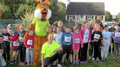 Au départ d'une course pour enfants avec la mascotte du trail