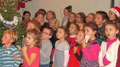 Les enfants n'ont d'yeux que pour le Père Noël.