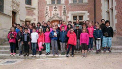 Les élèves devant l'entrée du château du Clos-Lucé