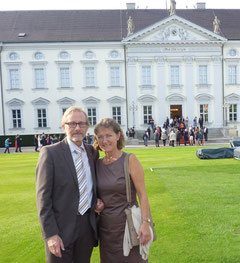 Elfi und Manfred Sestendrup in Berlin vor dem Amtssitz des Bundespräsidenten Schloss Bellevue.