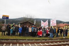 Am 12.12.2015 warteten zahlreiche Bürger der Dorfgemeinschaft Prosdorf/Moosdorf/Grub vergeblich auf einen haltenden Zug.