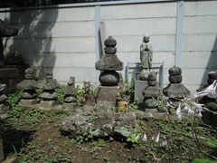 横浜大寧寺の範頼の墓