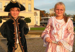 Foto: Badisches Landesmuseum/ Moyrer (Vorschulkinder in Barockkostümenc im Shlosshof)