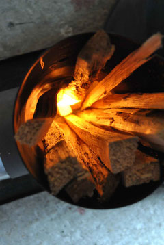 Brennender Anzünder im Holz