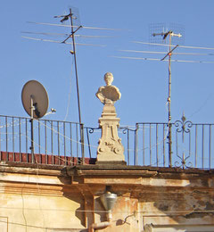 Une statue d'un palais de Naples au milieu des antennes télé