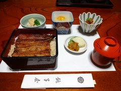 　　鰻重並　小鉢は１種類になります