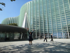 国立新美術館まえ、娘が跳んでいます。