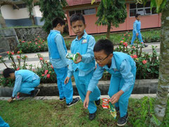 Children looking for "fruits"
